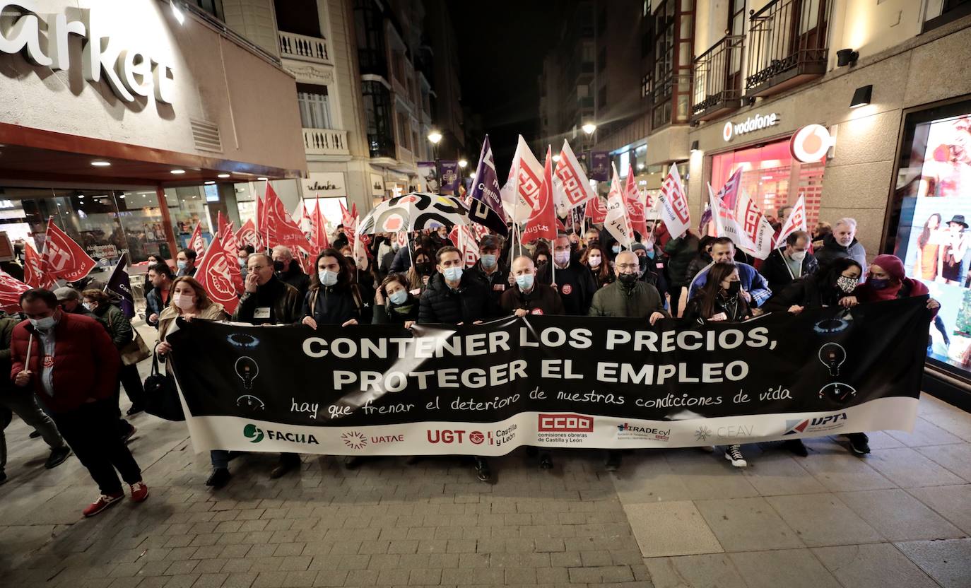 Diferentes momentos de la manifestación a su paso por las calles de Valladolid. 