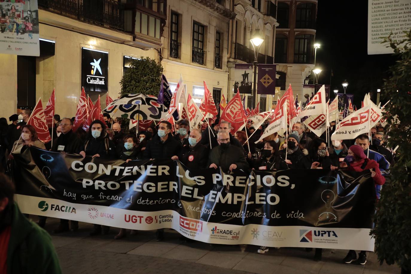 Diferentes momentos de la manifestación a su paso por las calles de Valladolid. 