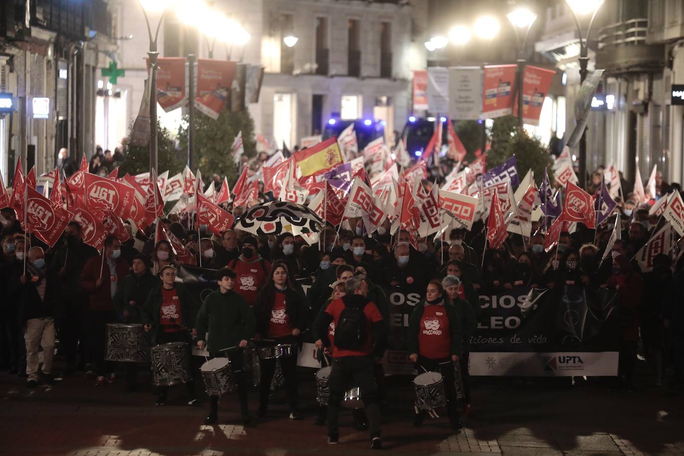 Diferentes momentos de la manifestación a su paso por las calles de Valladolid. 