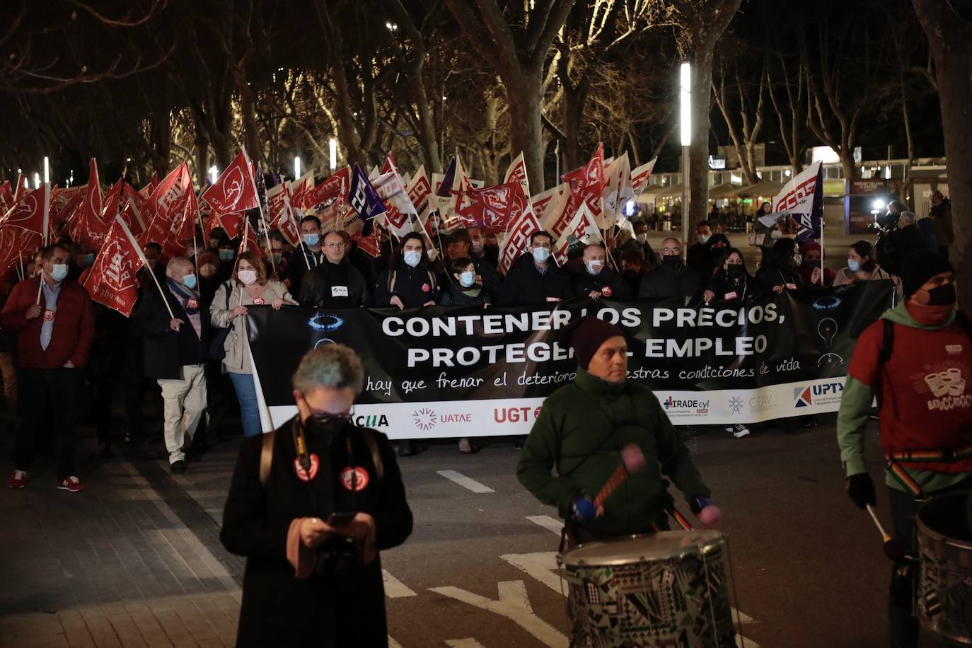 Diferentes momentos de la manifestación a su paso por las calles de Valladolid. 