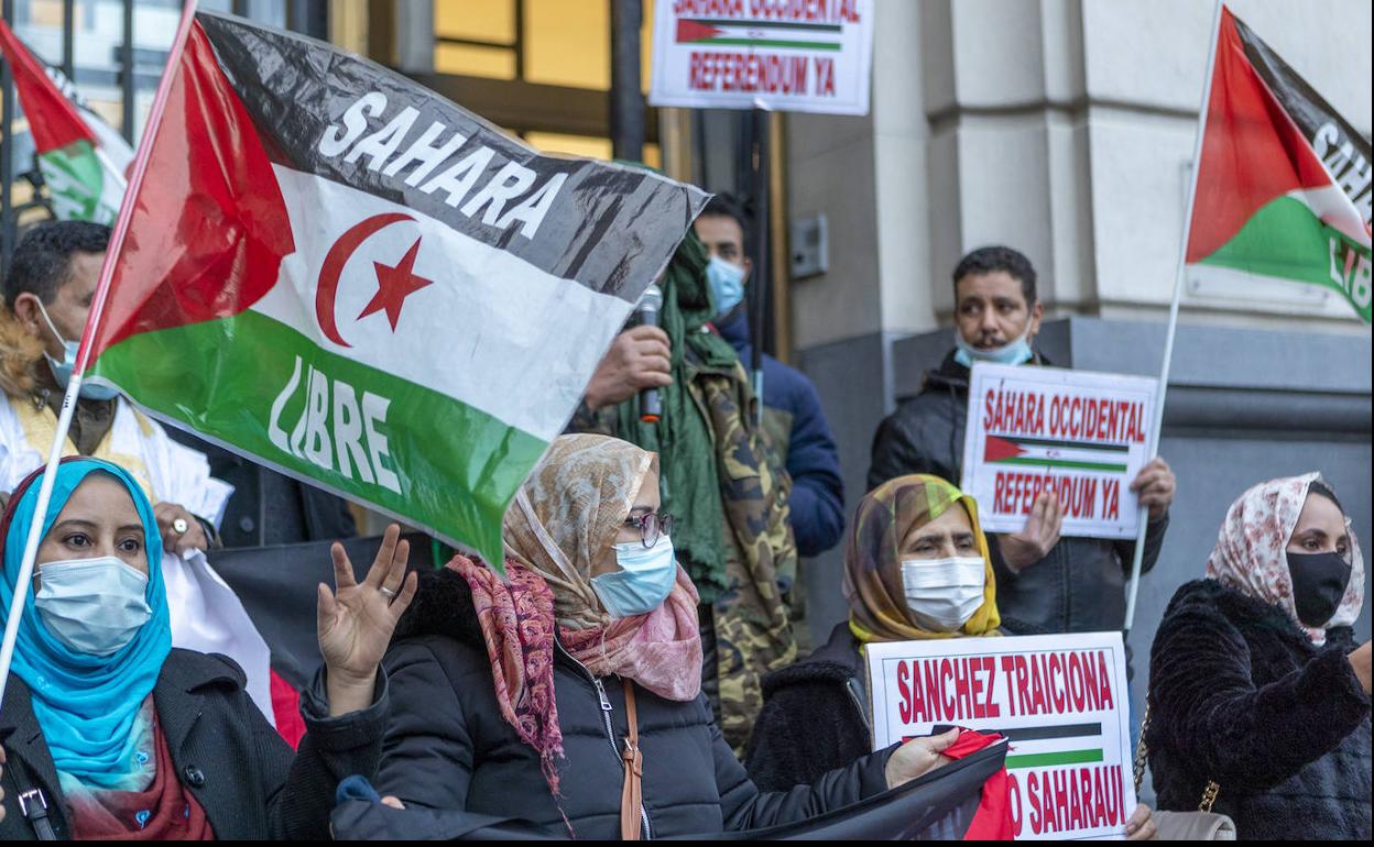 Concentración en Zaragoza como protesta a la decisión del Gobierno de España sobre el Sáhara.