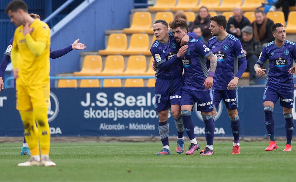 Roque Mesa abraza a Monchu en uno de los goles del Real Valladolid ante el Alcorcón. 