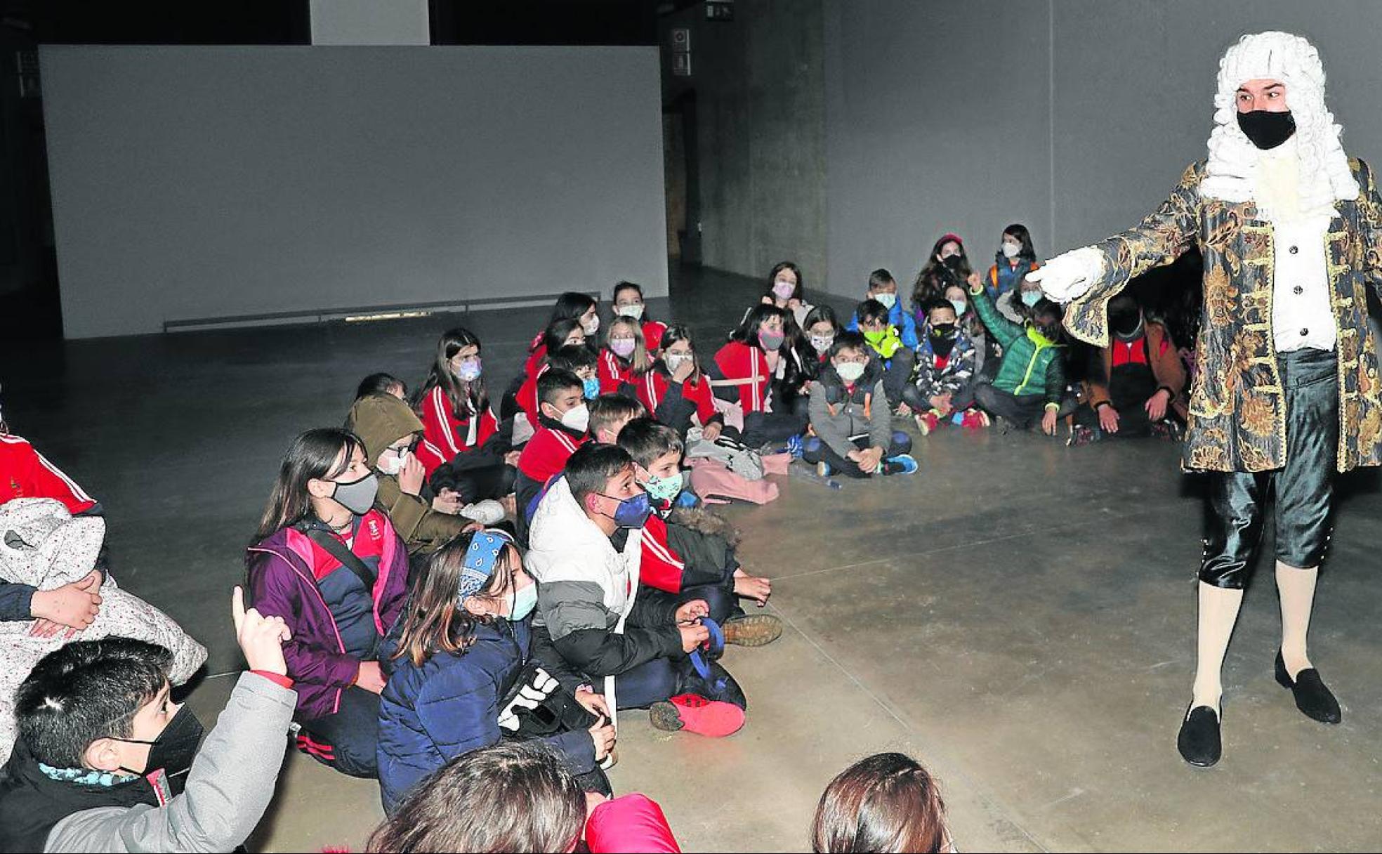 El Marqués de la Ensenada recibe a los escolares en las instalaciones del Museo del Agua.