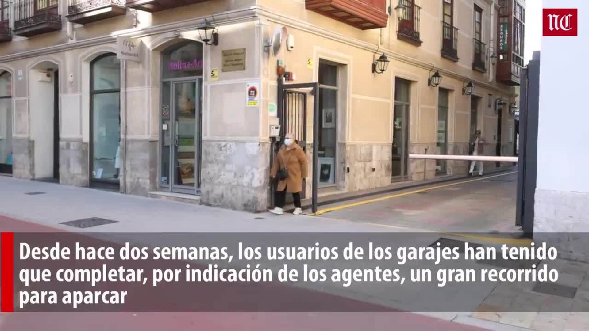 Dos jardineras impedían el paso a un garaje en María de Molina