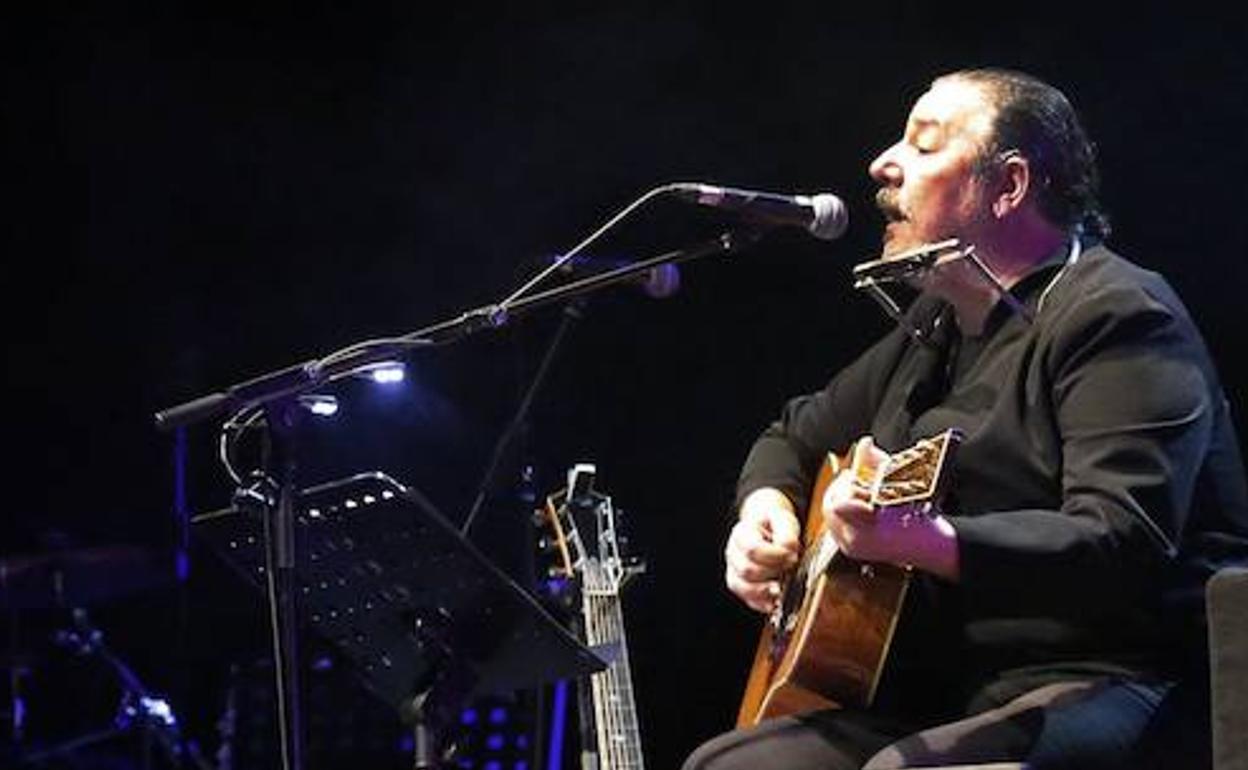 Carlos Goñi, durante un concierto de Revólver.
