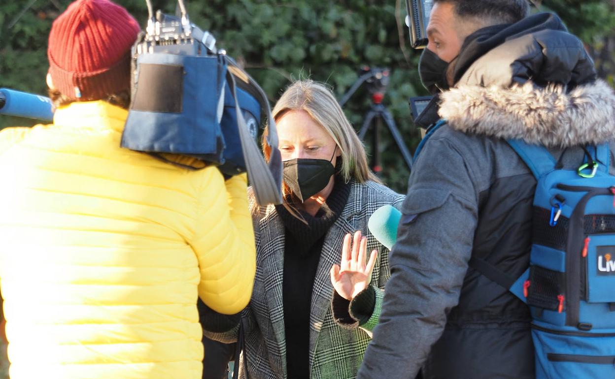 La abogada Lorena Iglesias, rodeada de medios en las inmediaciones del domicilio de su cliente.