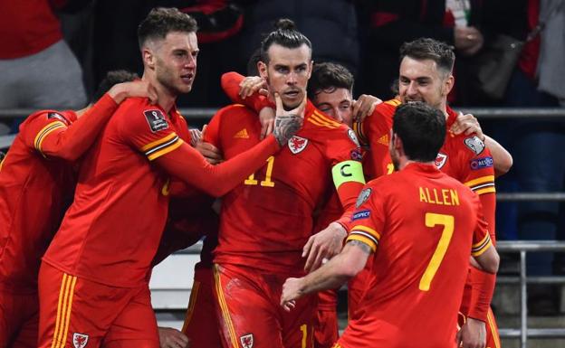 Los galeses celebran el gol segundo gol de Gareth Bale. 