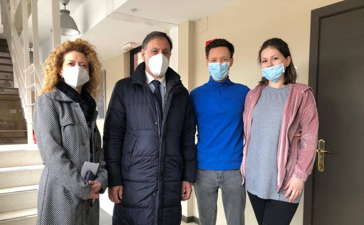 Ana Suaréz y el alcalde, con dos refugiados