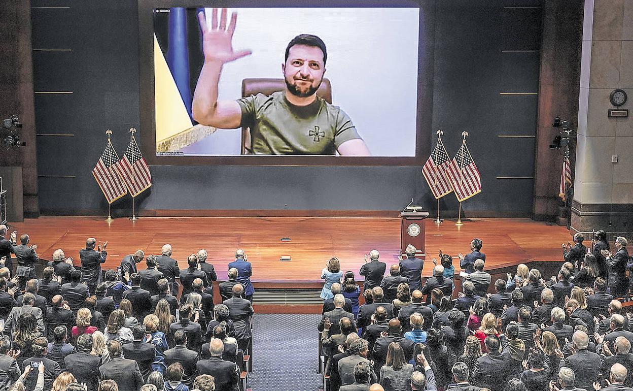 Zelenski pronuncia un discurso por videoconferencia a los senadores y miembros del Congreso de los EE UU.