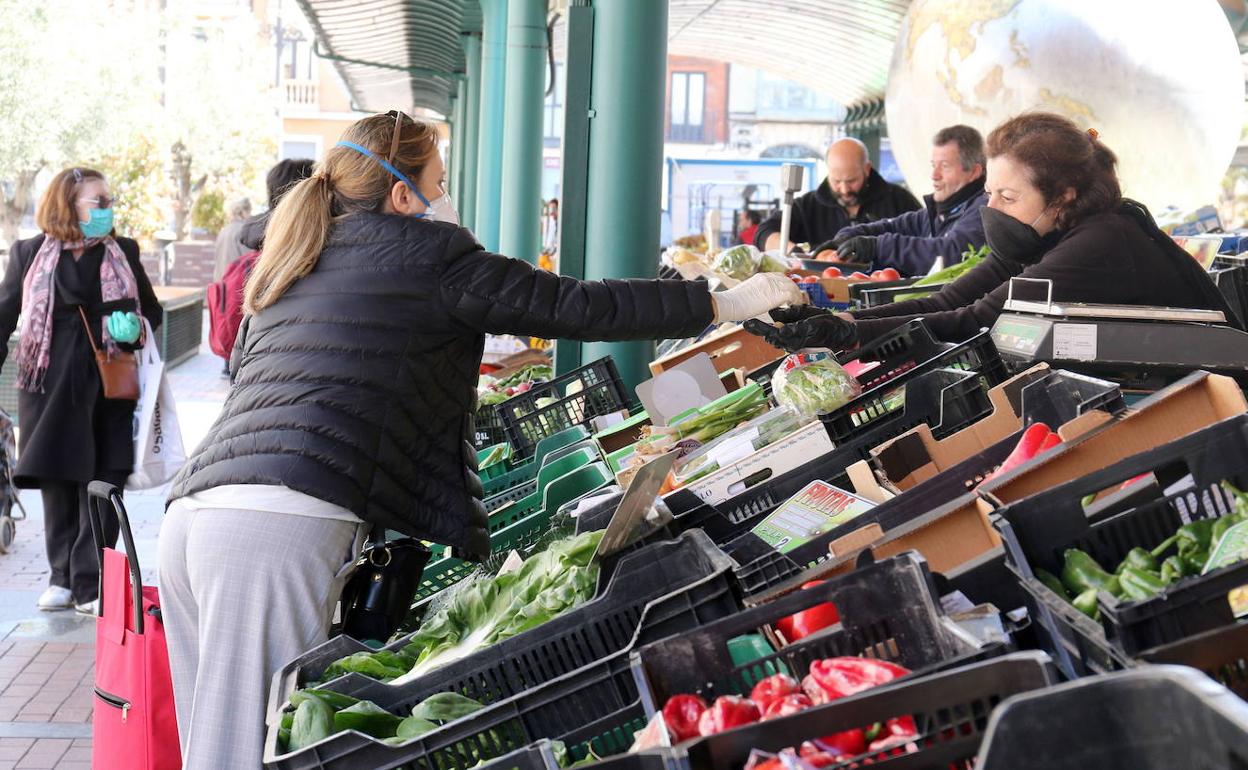 Mujeres con mascarillas en el mercado de verduras de Plaza España de Valladolid. 