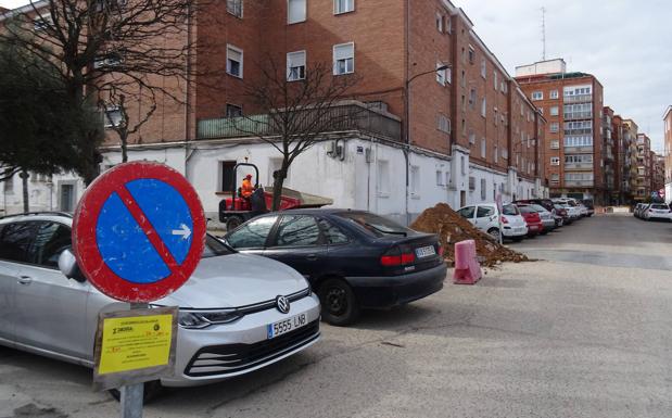 Señal que anuncia el inicio de las obras en el primer tramo de la calle Quebrada. 