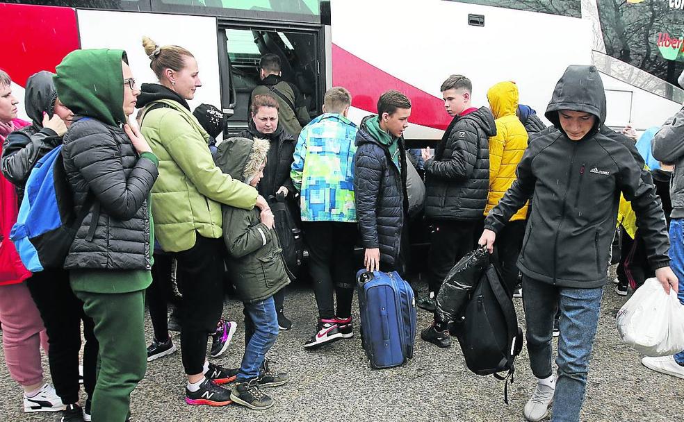 La lluvia acompañó a los 46 refugiados a su llegada al Camino de la Miranda. 