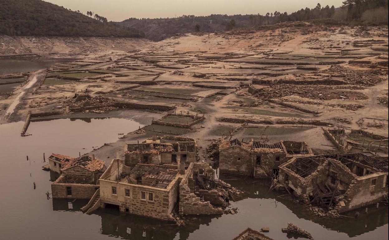 Imagen tomada con un dron del antiguo pueblo de Aceredo, en Lobios (Orense), afectado por la sequía.