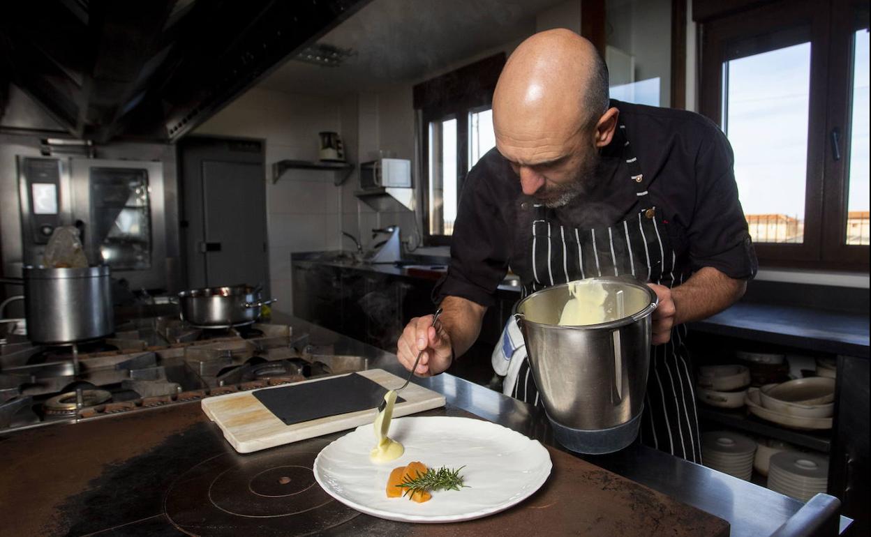 El chef zamorano Luis Alberto Lera remata un plato de caza en las cocinas del restaurante Lera. 