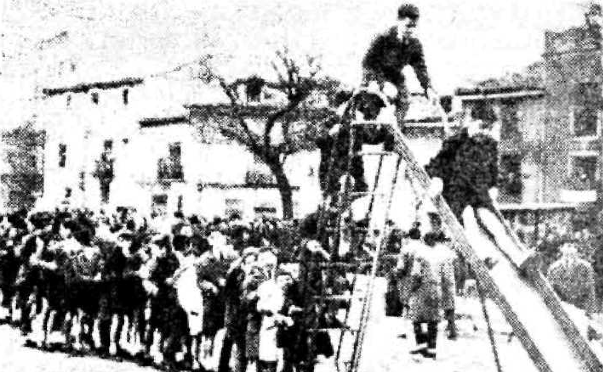 Los más pequeños del barrio estrenan el tobogán del parque infantil el 11 de marzo de 1962. 