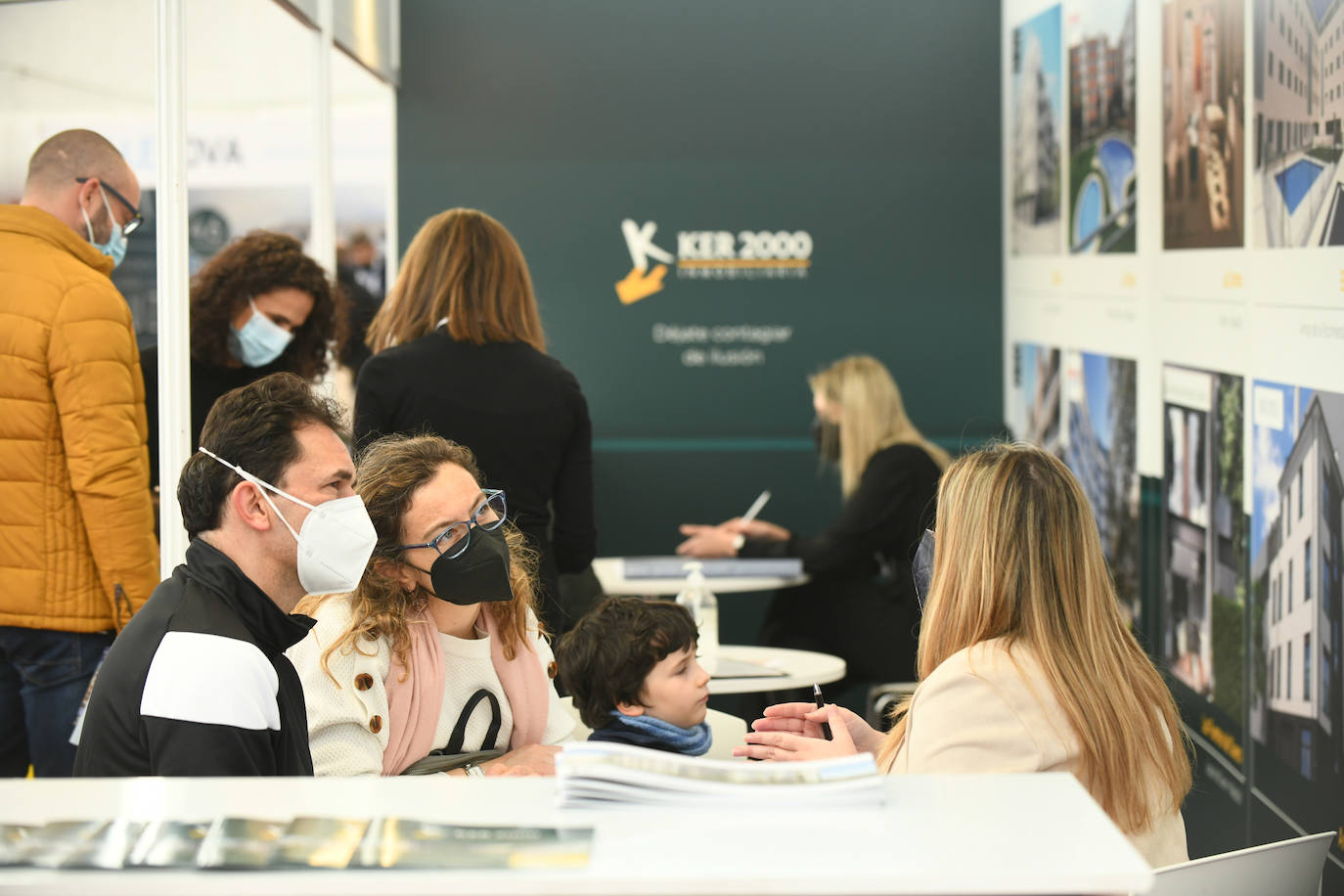 Fotos: Jornada del sábado en la Feria Inmobiliaria de Primavera de Valladolid (FIVA) 2022 (1 de 2)