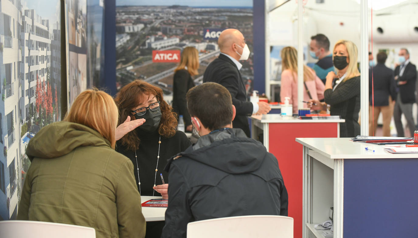 Fotos: Jornada del sábado en la Feria Inmobiliaria de Primavera de Valladolid (FIVA) 2022 (1 de 2)