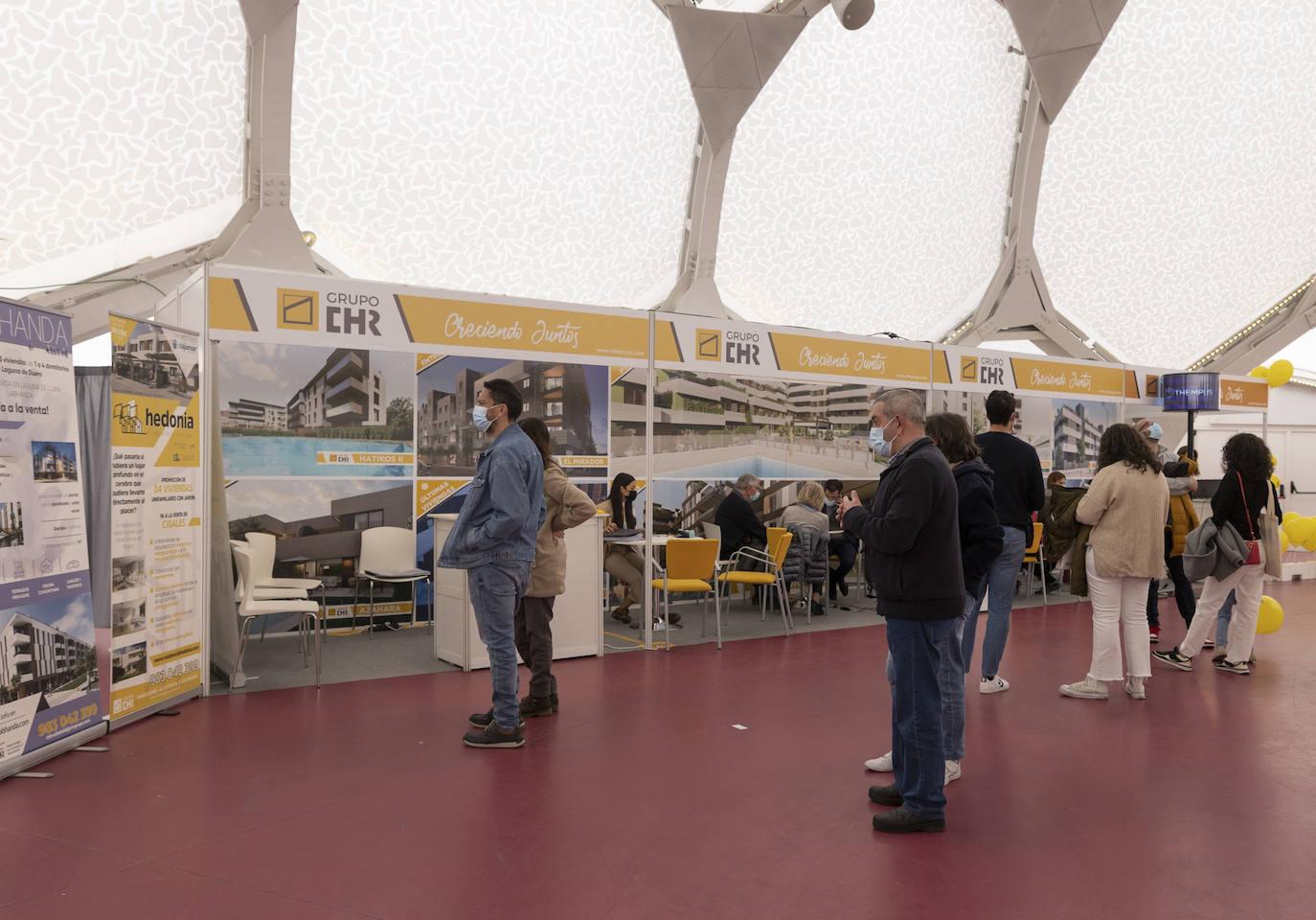 Fotos: Jornada del sábado en la Feria Inmobiliaria de Primavera de Valladolid (FIVA) 2022 (2 de 2)