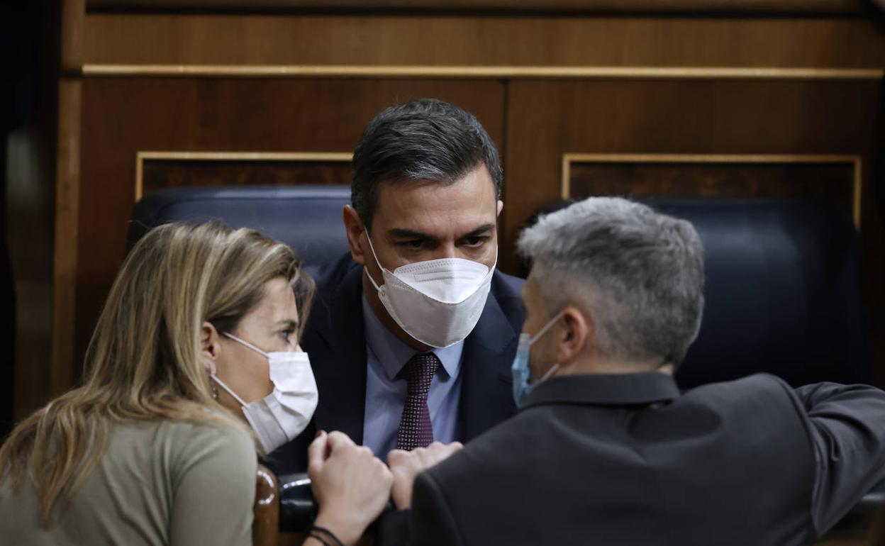 El presidente del Gobierno, Pedro Sánchez, conversa con el ministro de Interior, Fernando Grande-Marlaska, y la ministra de Transportes, Raquel Sánchez. 