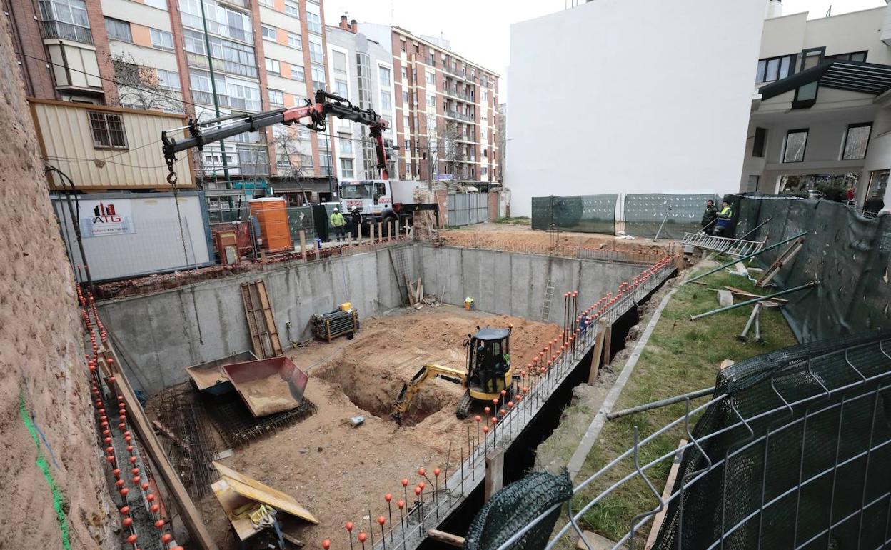 Las máquinas preparan el suelo para cimentar el nuevo edificio. 