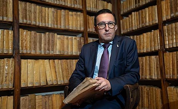 Javier Burrieza, en la biblioteca del Colegio de los Ingleses.