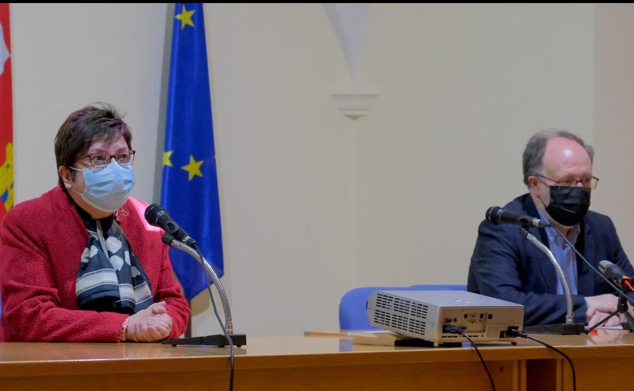 Josefa Montero y Mariano Esteban, en la presentación de la charla.