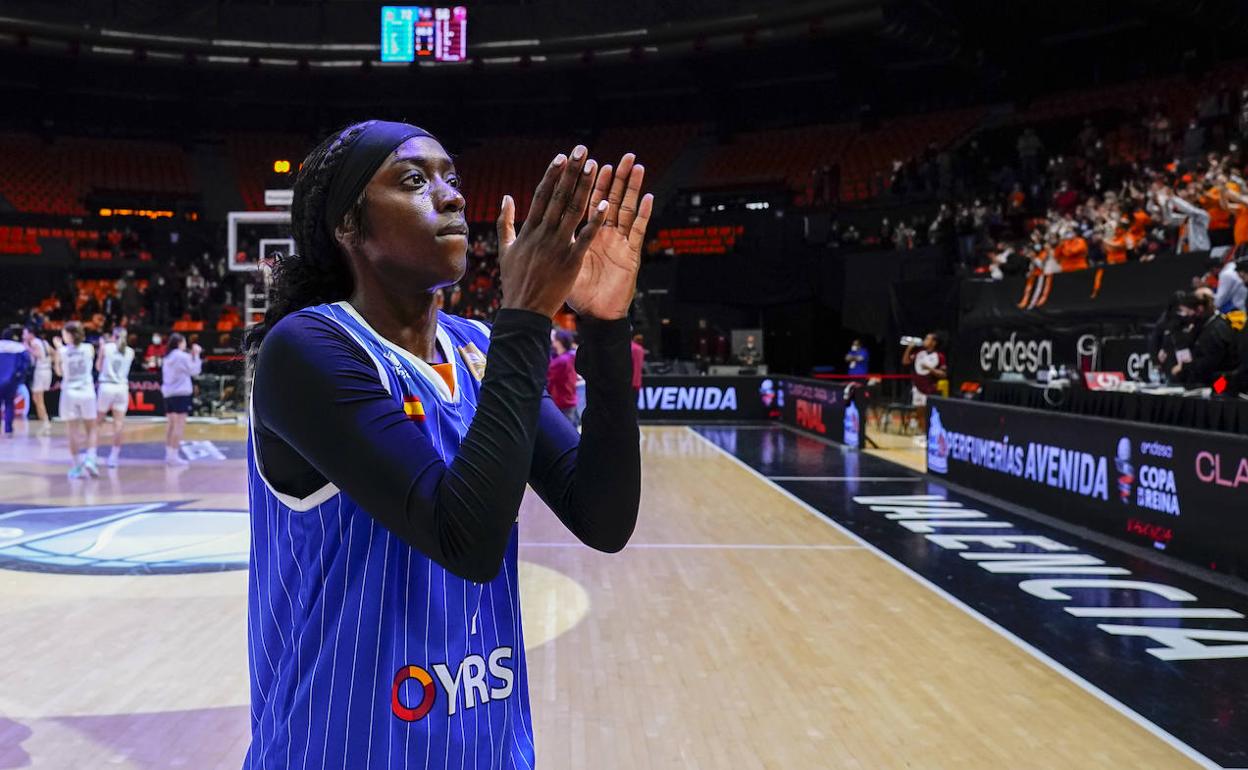 Kahleah Copper saluda a la afición de Avenida tras la semifinal de la Copa de la Reina. 