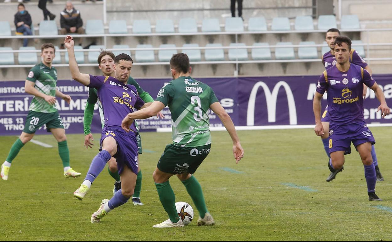 Adri lucha un balón en el encuentro ante el Arenteiro en La Balastera.