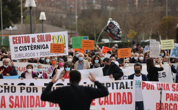 Manifestación frente a las Cortes por la sanidad rural pública y de calidad. 