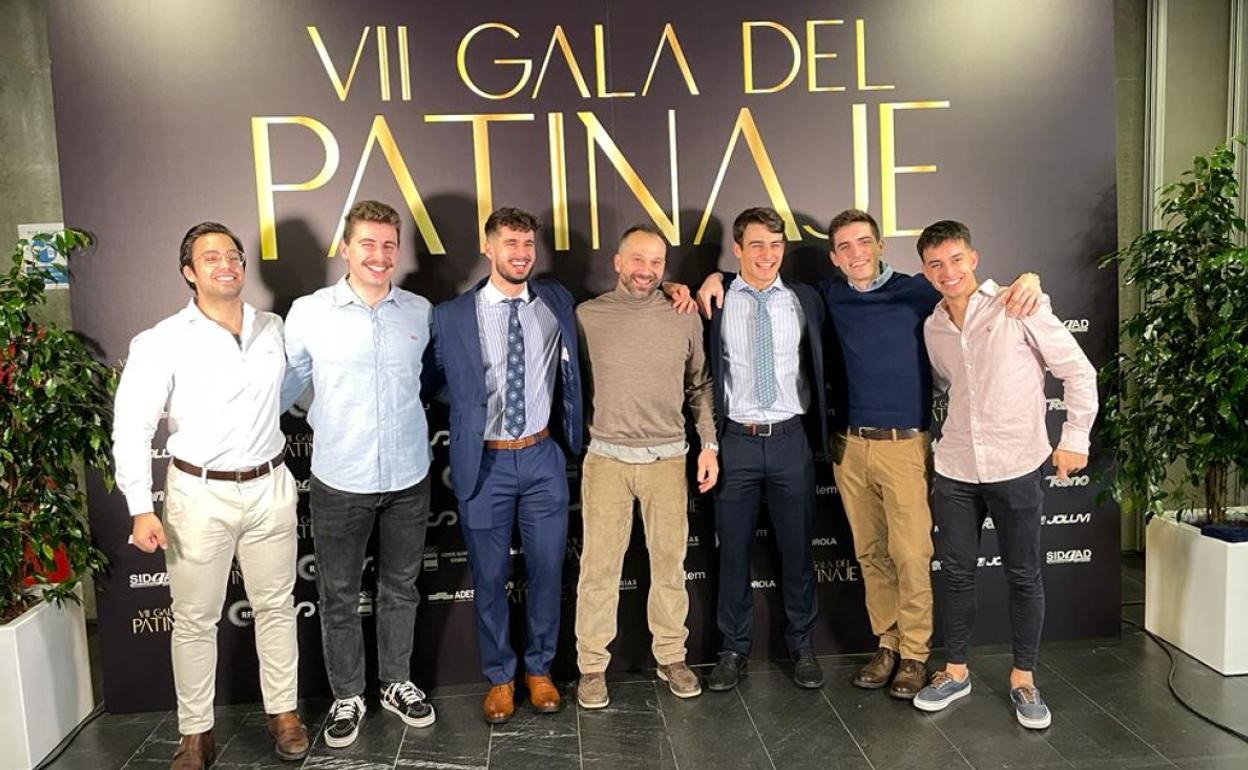 Ángel Ruiz, en el centro de la imagen, posa con los jugadores del Club en Línea Valladlid premiados en la gala. 