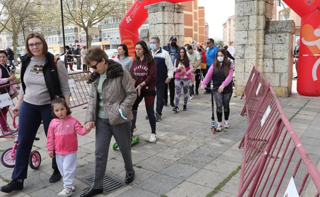 Marcha solidaria en el barrio de San Antonio, este domingo. 