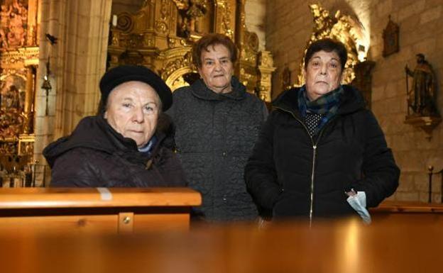 Justina, Carmen y Geña enseñan la Iglesia de Torrelobatón. 