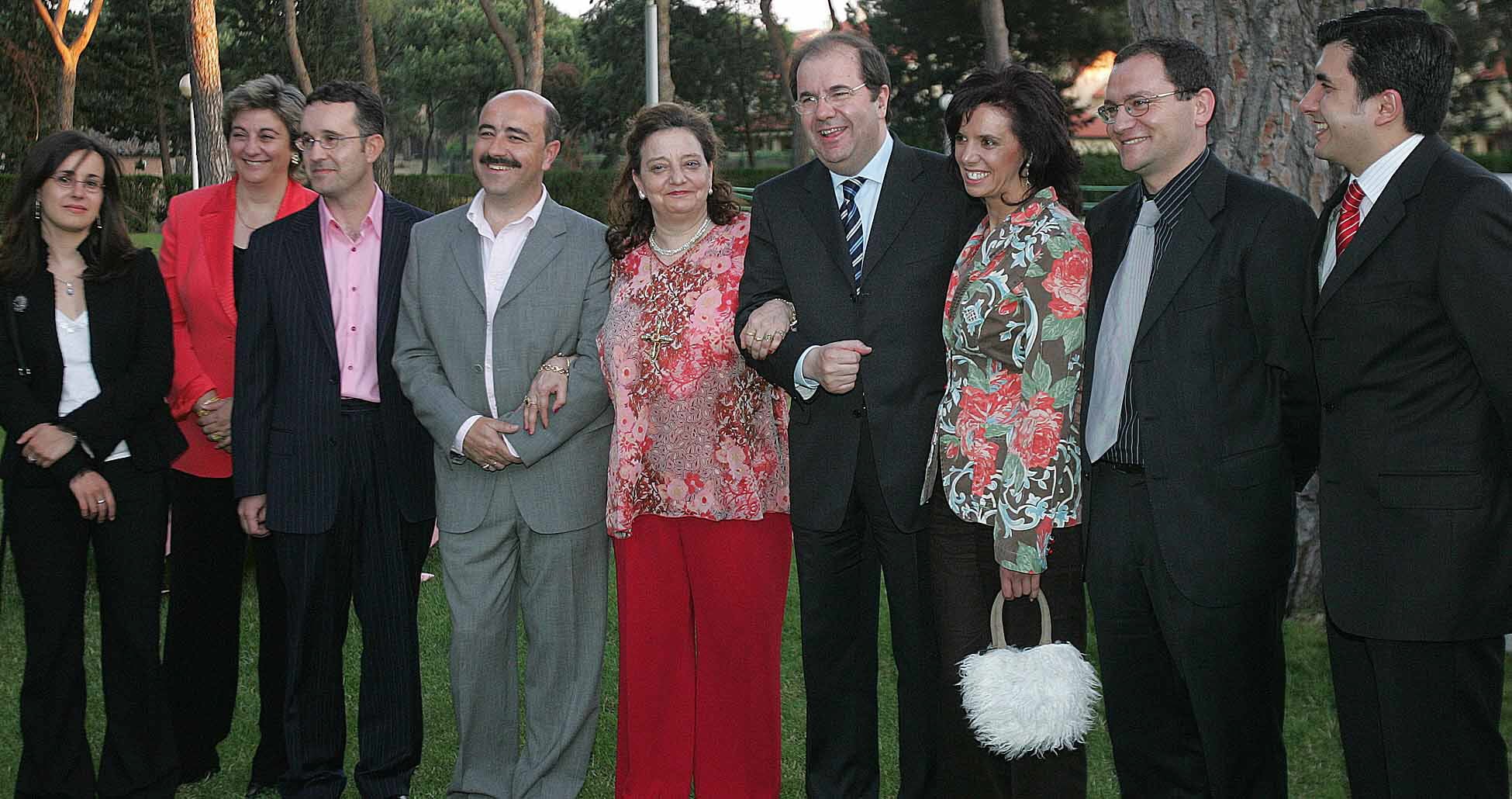 Con Noemí G. Sabugal, Dativo Rodríguez, Félix Ordóñez, Ana Gaitero, J.M. Nieto y Alavaro Elúa, María Jesús Ruiz y Juan Vicente Herrera (4d) antes de recibir el Premio Cossío.