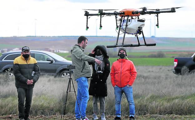 Los asistentes observan cómo se dirige un dron, el pasado jueves en Calzada de los Molinos.
