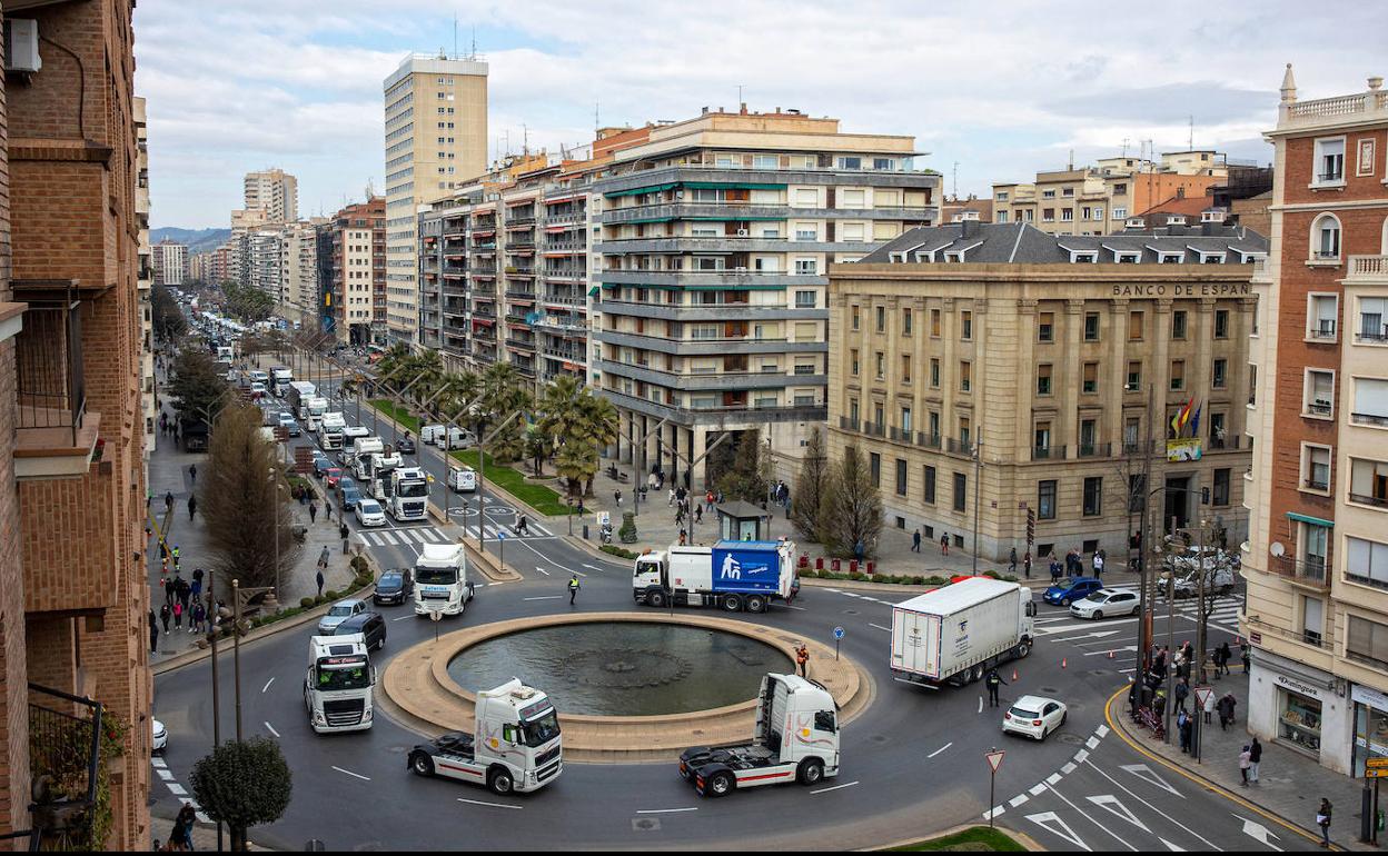 Protesta de camioneros por el centro de Logroño.