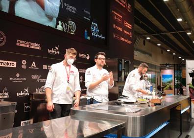 Imagen secundaria 1 - Arriba, los cocineros Emilio Martín y Alejandro San José. Abajo, durante la presentación de los pinchos y los dos chef con el alcalde de Valladolid, Óscar Puente. 