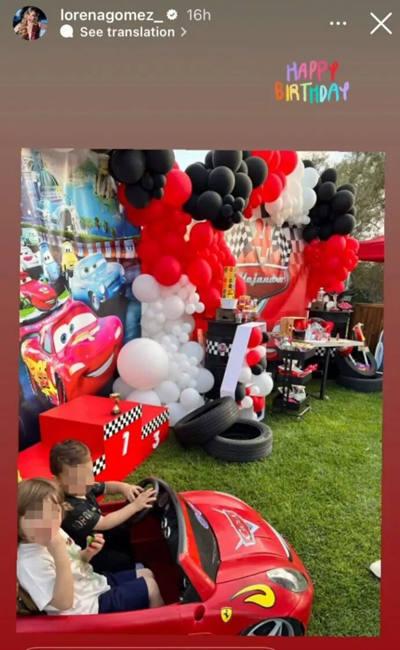 Álex Ramos jugando con su primo René Jr, en su fiesta de cumpleaños. 