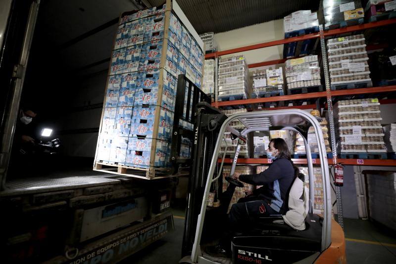 Un carretillero del Banco de Alimentos descarga las verduras del camión procedente de Almería. 