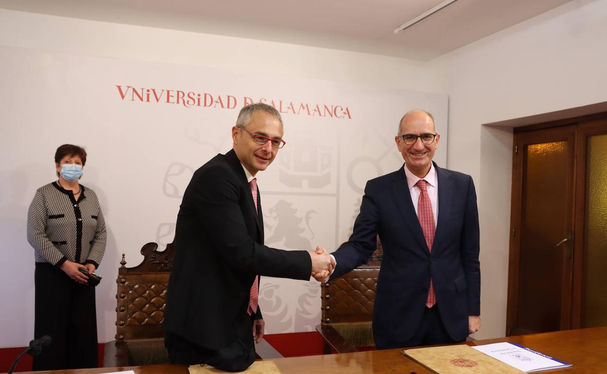 El rector el presidentte de la Diputación, estrechan sus manos tras firmar el acuerdo.