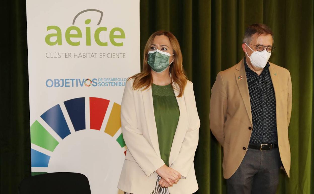 La delegada del Gobierno en Castilla y León, Virginia Barcones, junto al director del Clúster de Hábitat Eficiente, Enrique Cobreros, este martes en Alar del Rey.