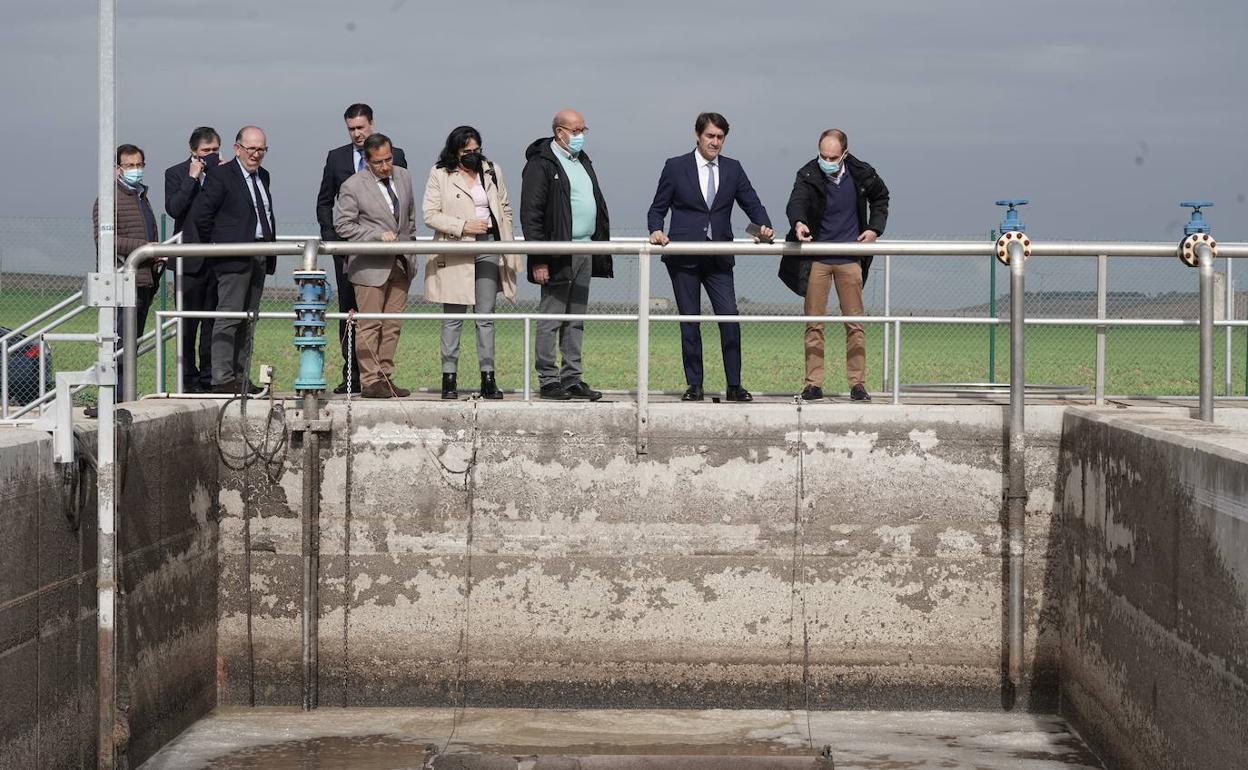 Juan Carlos Suárez-Quiñones, el alcalde de La Seca, Gregorio Bayón, y otros representantes institucionales, visitan la EDAR. 