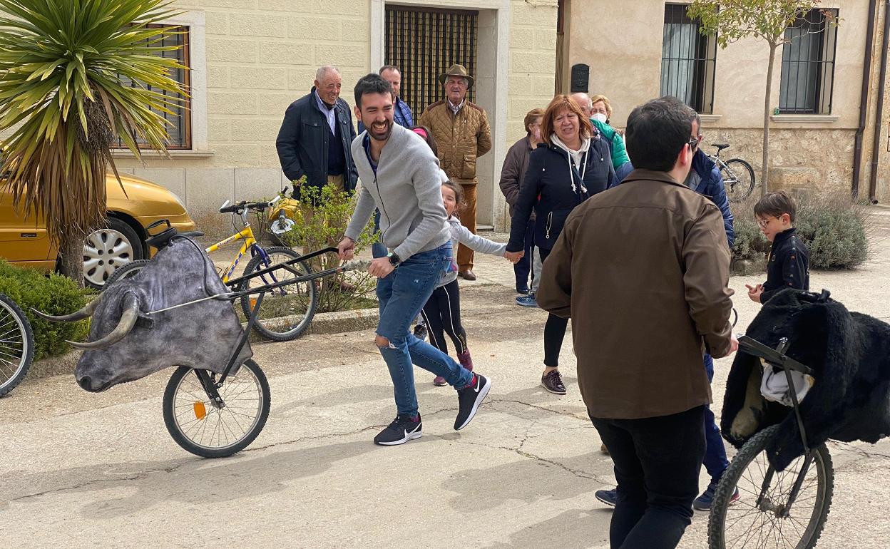 Celebración de un encierro con carretones para los niños. 