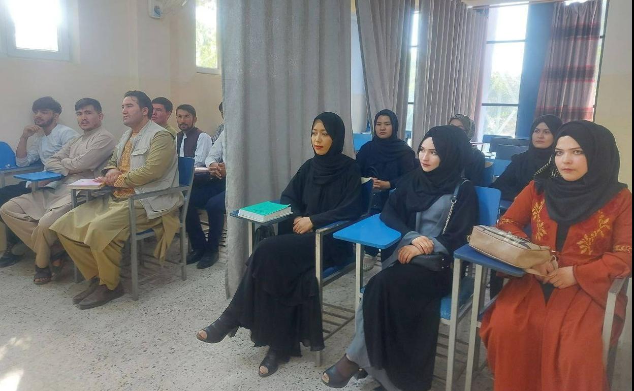 Mujeres afganas, separadas de los hombres, en un aula universitaria.