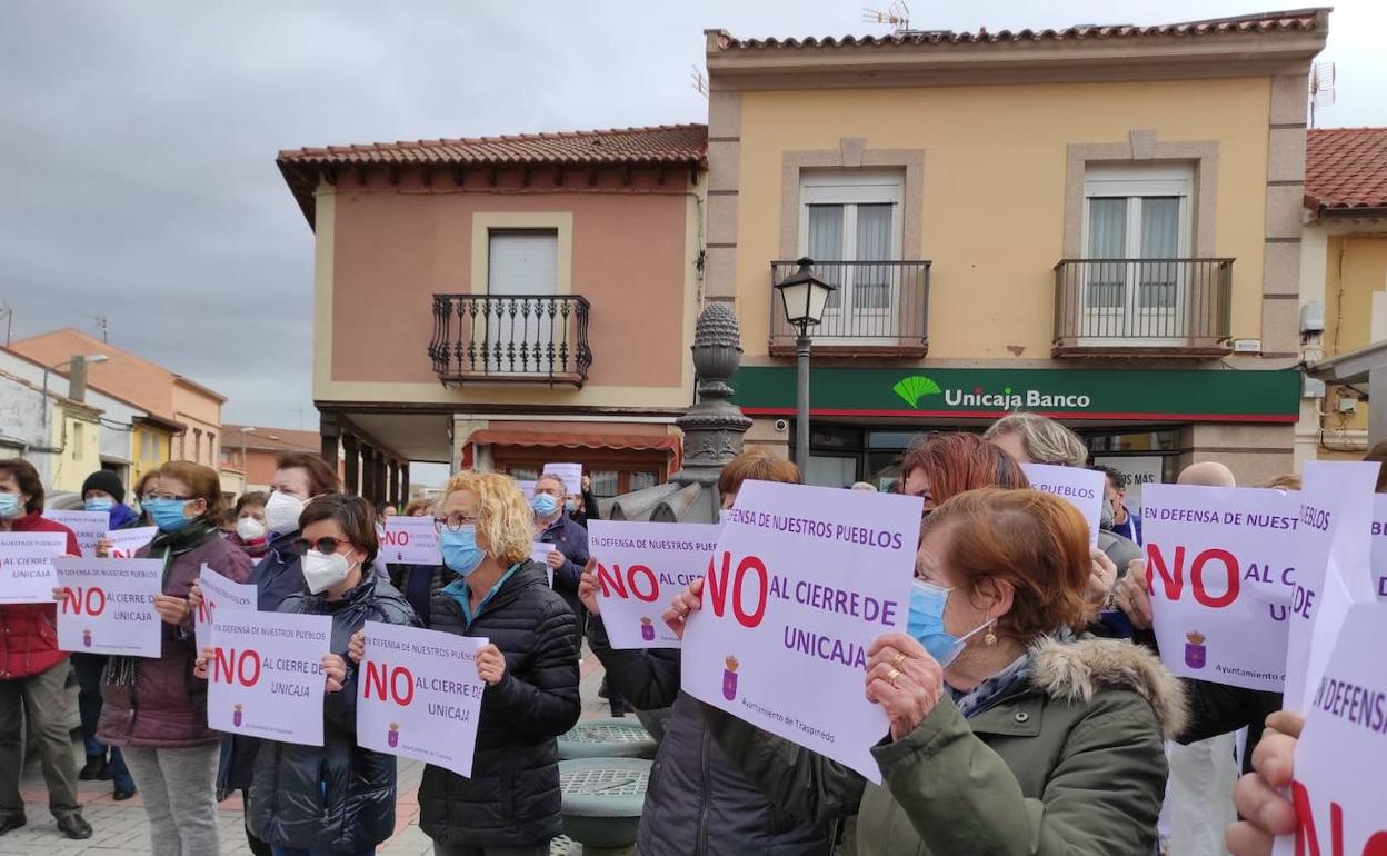 Concentración a principios de marzo en señal de protesta por el cierre de Unicaja en Traspinedo. 