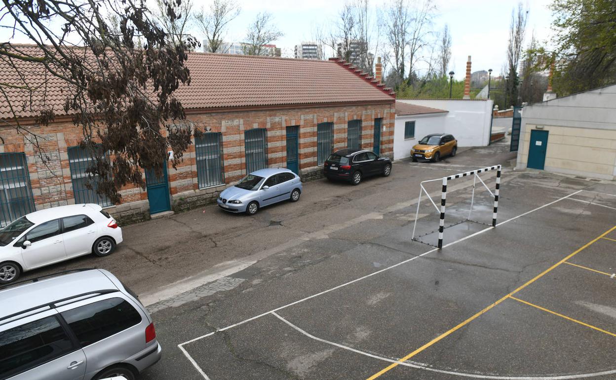 Coches de empleados del centro aparcados junto al edificio La Gratuita, que iba a quedar aislado del resto del colegio con la apertura de la calle.