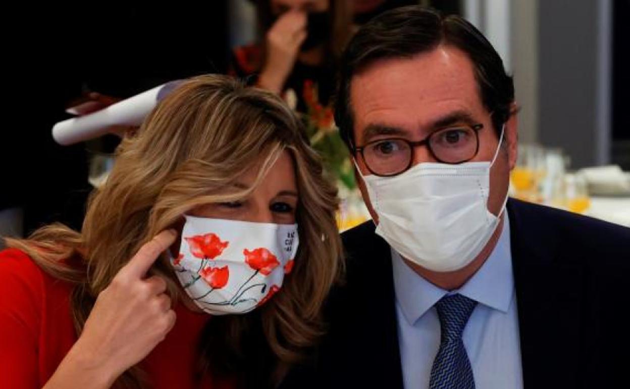 El presidente de la CEOE, Antonio Garamendi, conversa con la ministra de Trabajo, Yolanda Díaz.