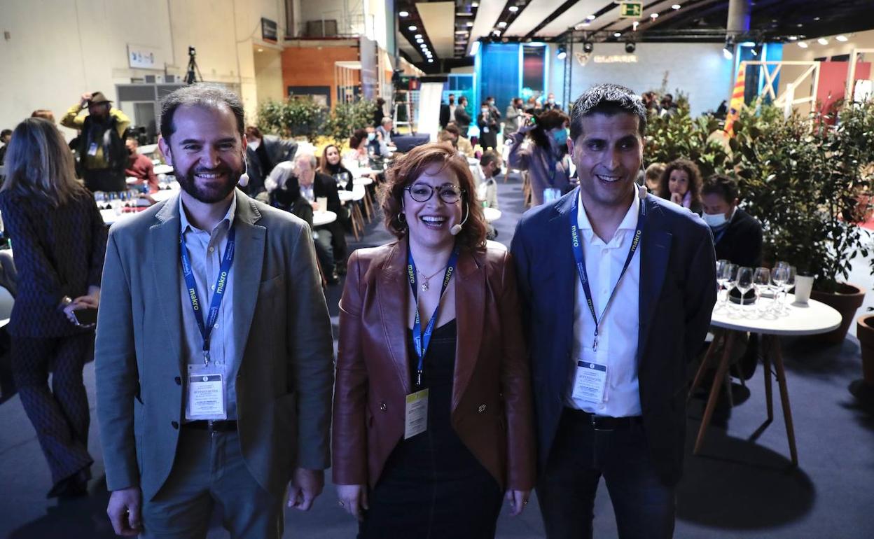 Alberto Martín Baz, Almudena Alberca y Enrique Barajas antes de la cata de Tierra de Sabos. 