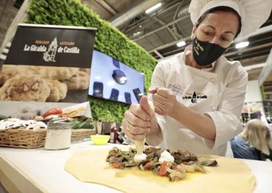 Imagen secundaria 1 - Arriba, los cocineros Víctor Gutiérrez y Sara Martín Ferreres. Abajo, la repostera artesana Ángeles Leonardo de La Giralda de Castilla y el productor de quesos El Gran Cardenal, Víctor Martín. 