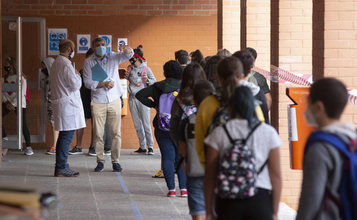 Alumnos y profesores en el acceso al IES Ribera de Castilla, en Valladolid.