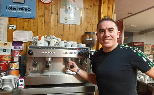 Fernando Bazán, junto a la cafetera del bar El Castillo, de Traspinedo. 